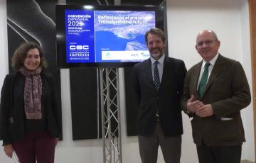 El presidente de la CEC (dcha), junto a la secretaria de la patronal y el delegado de CaixaBank, en la presentación de la Convención Empresarial 2023