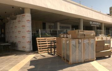 Los obreros trabajan a destajo para tener listos cuanto antes los locales de los bajos del hotel