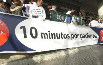 Los médicos de Atención Primaria de toda la provincia llevan su protesta a la Delegación de Salud de la Junta