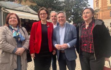 La portavoz socialista en el Senado, Eva Granados ha visitado la ciudad, acompañada del candidato a la alcaldía de Cádiz, Óscar Torres y los senadores que representan a la provincia