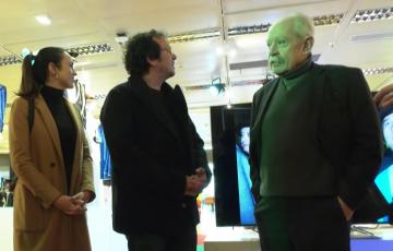 Julio Pardo, junto al alcalde y la concejala de Cultura, durante su última aparición pública en la presentación de la exposición dedicada a sus 40 años de coro