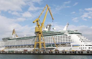 El Explorer of the Seas de nuevo en el astillero gaditano para una revisión técnica general