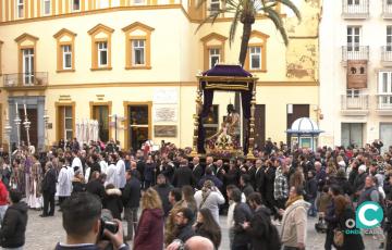 El cortejo del Vía Crucis atraviesa la plaza de la Catedral acompañado por numerosos hermanos, files y público en general