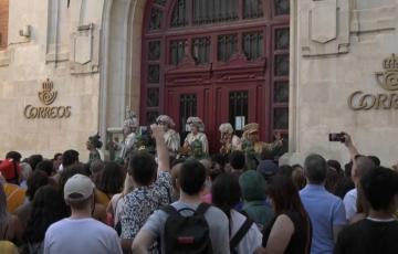 Numerosos aficionados se agolpan junto a las escalera de Correos para escuchar una agrupación