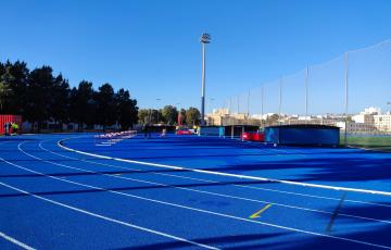 Se ha sustituído la pista de atletismo y se ha traído equipamiento