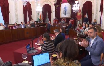 Imagen del pleno tras aprobarse dedicar a Raúl Calvo la calle Dorotea