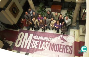 Foto de familia en el ayuntamiento con motivo del 8M