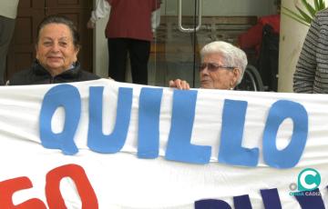 Dos usuarias del la Residencia Fragela con el cartel que han elaborado con motivo el Congreso 