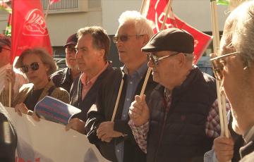 CCOO y UGT protestan ante la Junta para exigir mejoras en la atención a la dependencia