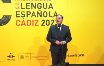 José Manuel Albares atiende a los medios antes de participar en la mesa 