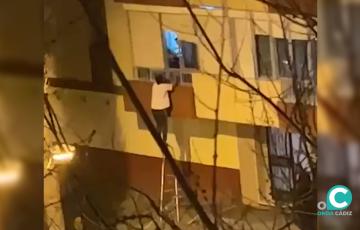 El dueño accediendo a su piso. Videoaficionado