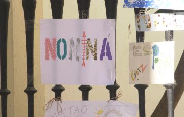 Una de las palabras colgadas en balcones y centros educativos 