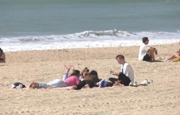 El buen tiempo lleva a los primeros usuarios a la playa 