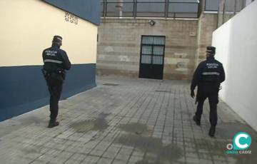 Imagen de dos agentes patrullando la ciudad 