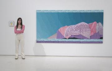 Ana Pavón, junto a una de sus obras