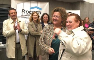 Eva Tubío, en presencia del alcalde, durante la reciente entrega de llaves de las nuevas viviendas de la calle Doctor Marañón