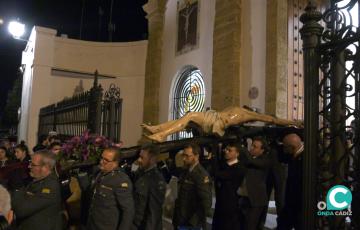Imagen del Via Crucis de Ex`piración durante su salida de la Castrense. 