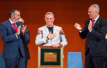 Alejandro Sanz recibe la distinción de Hijo Predilecto de la Provincia 