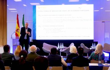 El responsable de Innovación de Puertos del Estado, José Llorca, durante su intervención en las jornadas de la APBC