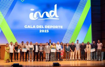 Los premiados cerraron el acto con una fotografía conjunta 