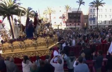 El Domingo de Ramos colma las calles de Cádiz.