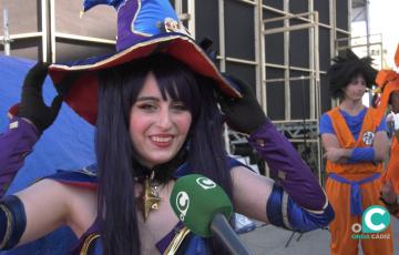 Una de las participantes del concurso que elegió encarnar a Mona, de Genshin Impact.