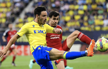Osasuna acabó con un jugador menos por la expulsión de Abde (Foto: Cádiz CF)