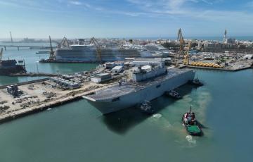 Imagen del buque L-61 Juan Carlos I en su entrada al astillero de Cádiz para someterse a la primera fase de mejoras