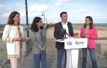 El candidato del PP, Bruno García, junto a 3 compañeras de candidatura, ha presentado su propuesta del Castillo de San Sebastián en el Paseo Quiñones de la Caleta
