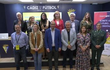 Foto de familia de los representantes de instituciones y entidades que participan del 2º Bus Digital de la Fundación Inspiring Girls