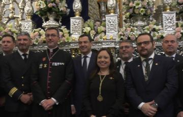 El presidente de la Junta, junto a la hermana mayor y miembros de la junta de Gobierno, durante su visita a la cofradía de Expiración
