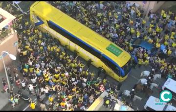 El autobús del equipo amarillo en su llegada al estadio Nuevo Mirandilla 