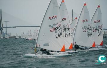 El levante ha dejado el protagonismo al poniente, y la intensidad del viento ha bajado