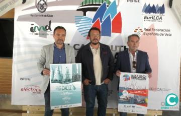 Autoridades posan con el cartel del evento