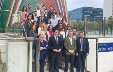 Foto de familia de los estudiantes que disfrutarán el próximo curso de las becas Fulbright-Junta