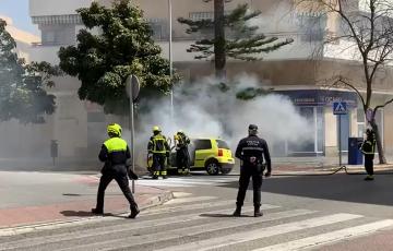 El cuerpo de Bomberos sofocando el incendio 