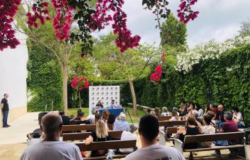 La presentación ha tenido lugar en el patio de la Biblioteca Adolfo Suárez.