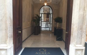 El hotel se encuentra situado en la céntrica calle Sagasta.