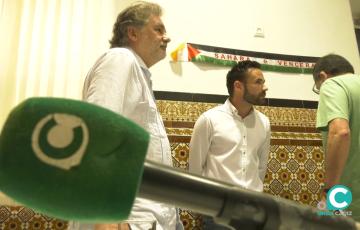 El candidato de Adelante Izquierda Gaditana, David de la Cruz, junto a Demetrio Quirós, miembro de su lista