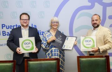 La presidenta de la APBC recogiendo la certificación medio ambiental junto a los responsables de este reconocimiento