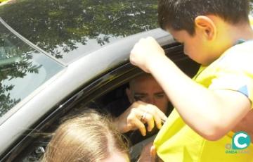 La gran novedad del Cádiz CF, Roger Martí, firmó autógrafos a la salida del entrenamiento