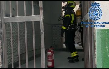 Agentes de Bomberos apagan el fuego del cuadro eléctrico. 