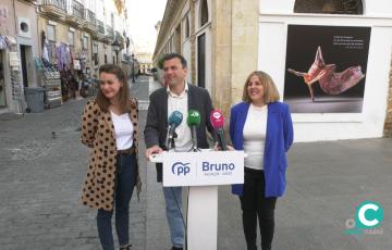 El alcaldable Bruno García junto a Beatriz Gandullo y Loli Pavón, miembros de su candidatura 