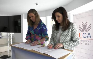 La Vicerrectora de Política Científica de la UCA y la directora de Navantia Sistemas durante la firma del acuerdo
