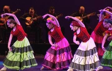 Óscar Torres se reúne con los grupos de folklore de la ciudad.