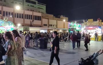 El patio del colegio Salesianos San Ignacio congrega estos días numeroso público que ha querido acercarse a la verbena.