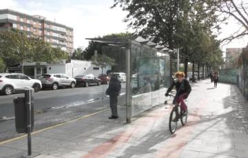 Una parada de autobús en la Avenida de la Sanidad Pública 