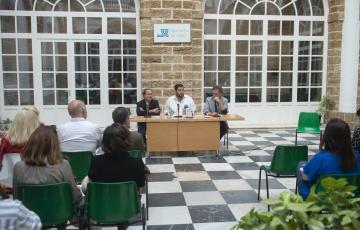 Presentación del libro en uno de los patios del Palacio provincial 