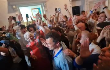 El candidato popular, Bruno García, rodeado de compañeros del partido celebrando la victoria electoral en la sede provincial