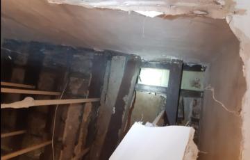 El edificio se encuentra situado en la calle Cristo de la Misericordia, en el barrio de La Viña.